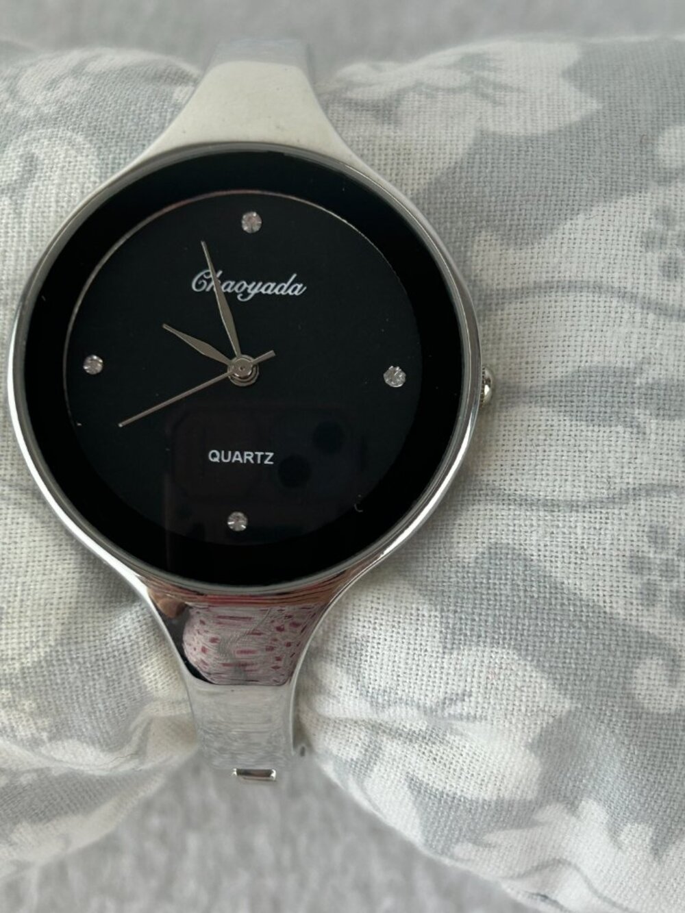 Chaoyada Women's Silver Tone watch Quartz Round Dial Steel metal Band black